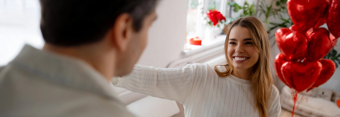 Mann und Frau mit Luftballons
